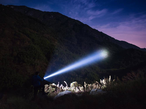 Fenix - LED Flashlight -1500 Lumen - 5000 mAh - 21700 Battery - HT18